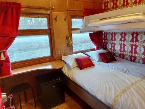 图里Junamajoitus Tuuri Train Station的一间卧室设有两张床和窗户。