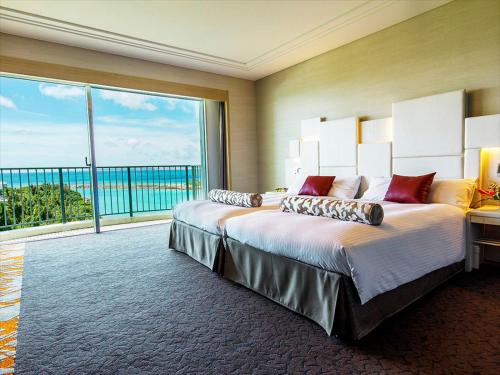 宜野湾市拉格纳花园酒店 的一间卧室设有一张大床和一个大窗户