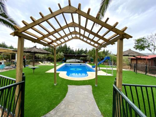 阿达莱斯Finca Villa Rey的公园内游泳池上的木凉亭