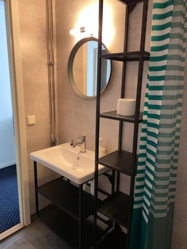 阿尔博加Noah longstay Arboga的一间带水槽和镜子的浴室