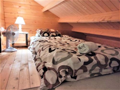 Kato AmiandosThe Cosy Mountain Cabin with Stunning Views near Troodos的小木屋内一间卧室,配有一张床