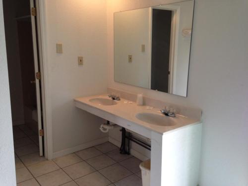 拉法叶经济汽车旅馆 - 拉斐特的一间带水槽和镜子的浴室