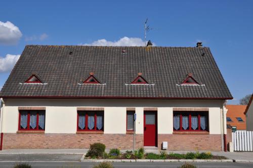 索姆河畔的圣瓦列里Le Nid de Val'Ry的一座有红色门和黑色屋顶的建筑