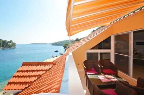 普利兹巴Apartments Korčula的享有水景的房屋阳台