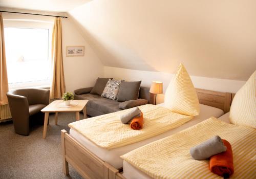 马兰迪Landgasthof Nüchel的一间带两张床和一张沙发的客厅
