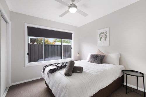 MilawaMilawa Vineyard Views - Guesthouse 2的白色的卧室设有床和窗户