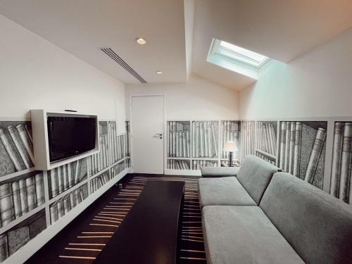 瓦朗斯皮克住宅酒店的带沙发和平面电视的客厅