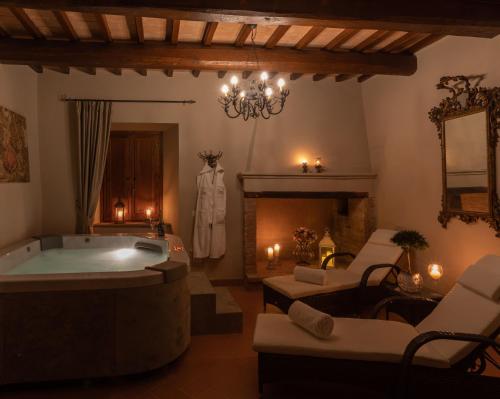 托迪Borgo Petroro的带浴缸的浴室和壁炉。