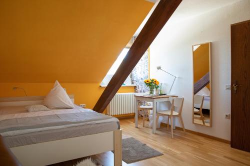Wasserliesch斯基茨酒店及餐厅的一间卧室配有一张床和一张带镜子的书桌