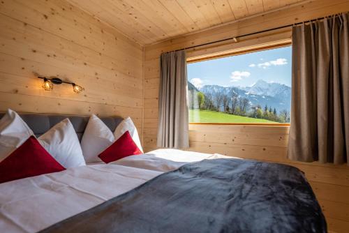 奇勒谷地拉姆绍STAUDACH - Alpinresidenz Zillertal的一间卧室设有一张大床和大窗户