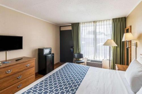 贝克利Smart Extended Stay的配有一张床和一台平面电视的酒店客房