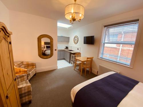 韦茅斯Self Contained Guest suite 2 - Weymouth的酒店客房带一张床和一个厨房