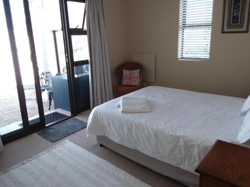 圣弗朗西斯湾Trev's Place的一间卧室设有一张床和一个滑动玻璃门