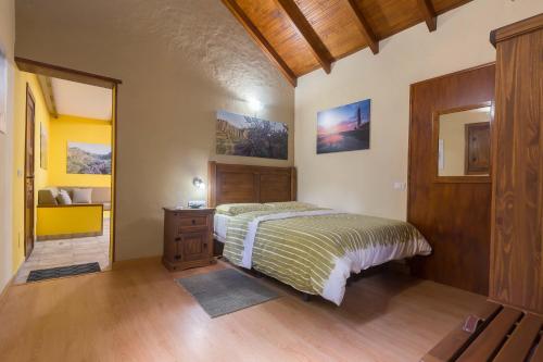圣巴托洛梅Casa Rural Ayacata的一间卧室配有一张床和一个梳妆台