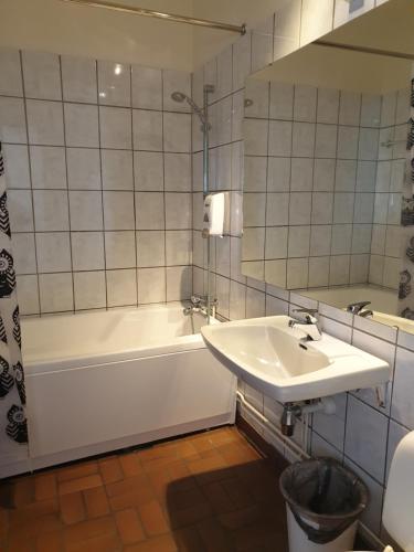 梅哈姆梅港北极酒店 的一间带水槽、浴缸和镜子的浴室