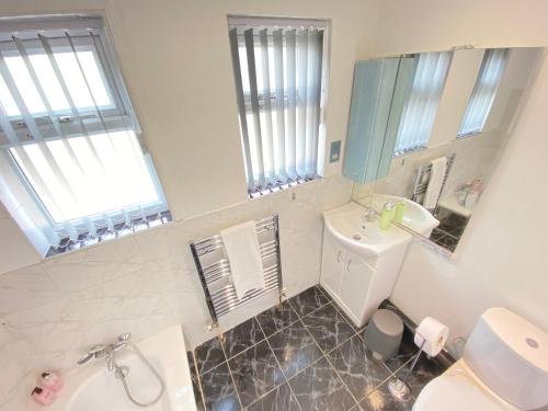 哈姆斯沃思Airport Comfy Stay的一间带水槽、卫生间和镜子的浴室