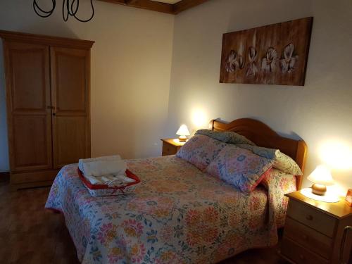 贝加德圣马特奥帕基托洞穴度假屋 的一间卧室配有一张床,上面有托盘