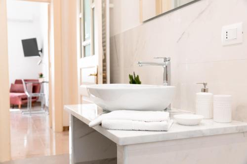 锡拉库扎Ecalù Siracusa的白色浴室设有水槽和台面毛巾