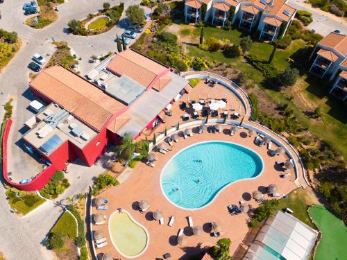 卡武埃鲁Vale da Lapa Village Resort的享有度假村游泳池的空中景致