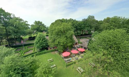 Diffelen格鲁普农场餐厅酒店的享有带红伞的房子的顶部景色