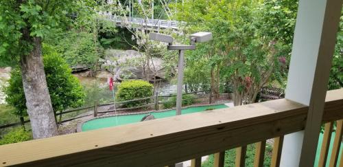 烟囱岩Broad River Inn的享有游泳池景致的阳台