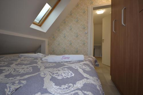 兹拉蒂博尔Zlatibor Hills LARA的一间卧室配有一张床,上面有两条毛巾