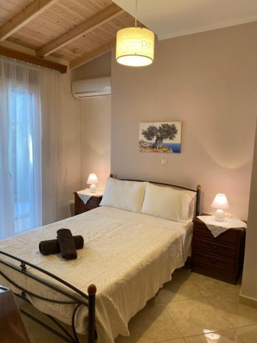 VlikhónAnastasia's House的一间卧室配有床、两张桌子和一盏灯。