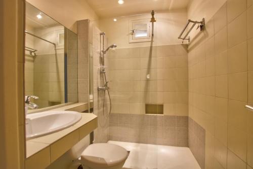 戛纳Hoche Cannes Centre "Palais - Croisette - Beach"的浴室配有卫生间、盥洗盆和淋浴。