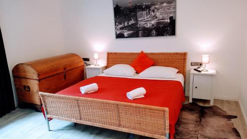 锡克Villa Appartements Syke的一间卧室配有红色的床和两个枕头