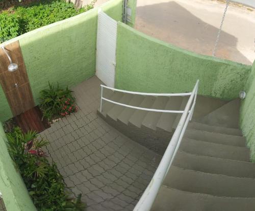 卡瓦坎特Chalés Aconchego的绿色墙边的楼梯
