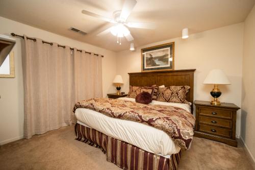 布兰森潘特皇家高尔夫度假村的一间卧室配有一张大床和吊扇