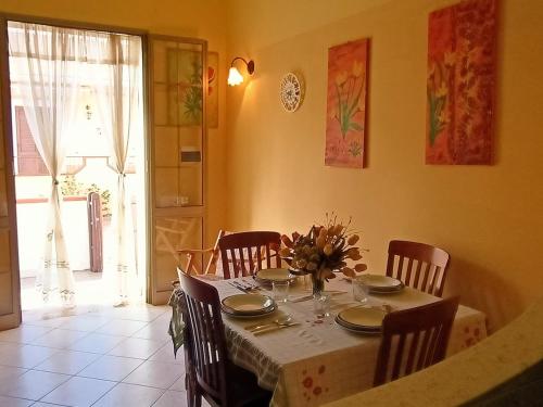 兰佩杜萨Mediterraneo Appartaments的用餐室配有桌椅和桌子
