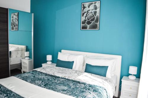 Le Blue St Léon : 2 pièces COZY Lit King Size WIFI客房内的一张或多张床位