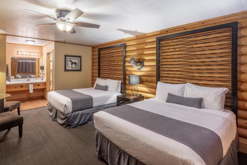 卡纳布A峡谷克莱克申普若坡提峡谷旅舍的酒店客房配有两张床和吊扇。