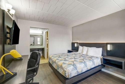 卡莱尔Motel 6 Carlisle, PA - Cumberland Valley的酒店客房配有一张床和一张带椅子的书桌