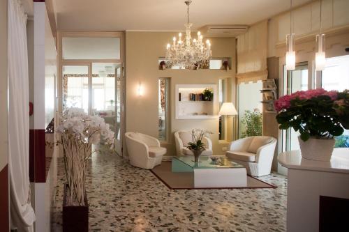 利多迪耶索罗加那利酒店的客厅配有白色椅子和吊灯。