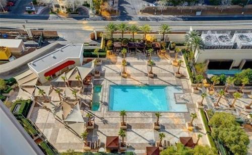 拉斯维加斯MGM Signature Condo Hotel by Owner - No Resort Fee !!的享有带游泳池的度假村的空中景致