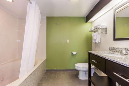 利特尔里弗Sleep Inn Little River - North Myrtle Beach的一间带卫生间和绿色墙壁的浴室
