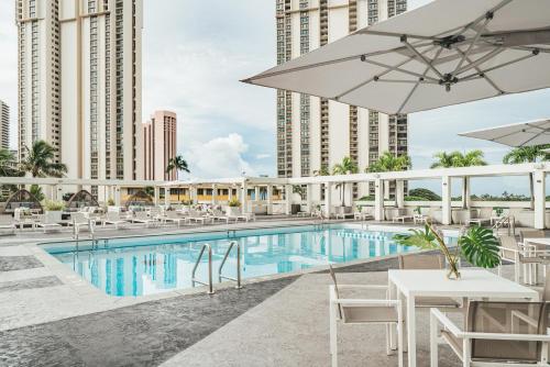 Ala Moana Hotel - Resort Fee Included内部或周边的泳池