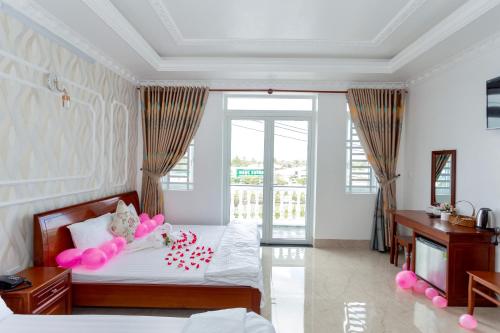 芹苴Lee Hotel的一间卧室配有一张带粉红色气球的床。