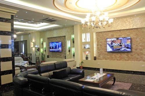 蒙罗维亚Boulevard Palace Hotel的带沙发和电视的客厅