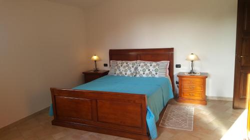 伊格莱西亚斯Villa nel verde的一间卧室配有一张床、两个床头柜和两盏灯。