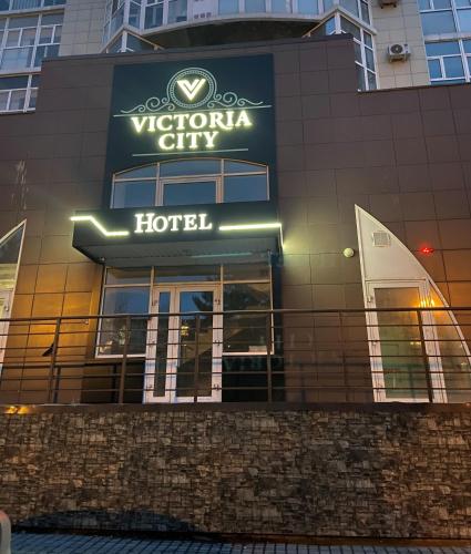 Achinskотель VICTORIA CITY的建筑一侧的酒店标志