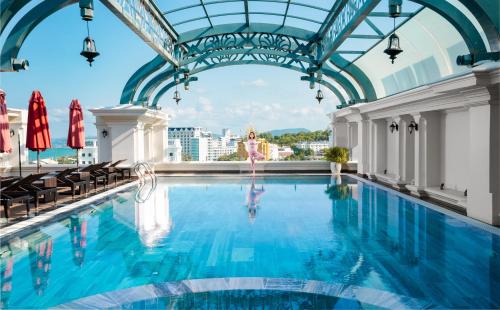 富国AVS Hotel Phu Quoc的一座带玻璃天花板的大型游泳池