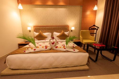 贾姆讷格尔Lords Eco Inn Jamnagar的一间卧室配有带2个枕头和椅子的床