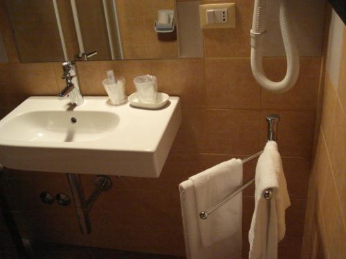 贝韦里诺金钟酒店的浴室配有白色水槽和淋浴。
