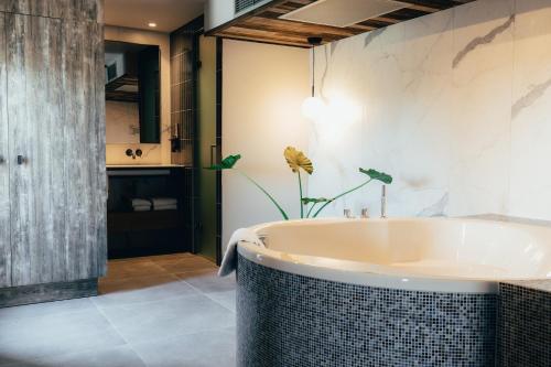 米德尔堡Cityhotel Wood的带浴缸的浴室和水槽