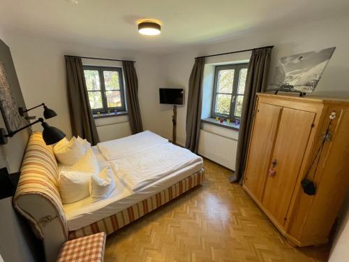 巴特维塞Freihaus18****的一间小卧室,配有床和2个窗户