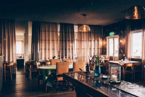 托弗塔托福花园酒店的一间带桌椅的餐厅和一间酒吧
