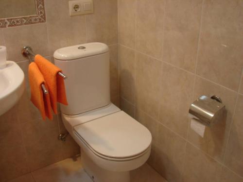 桑亨霍Apartamento Lima的浴室配有白色卫生间和盥洗盆。